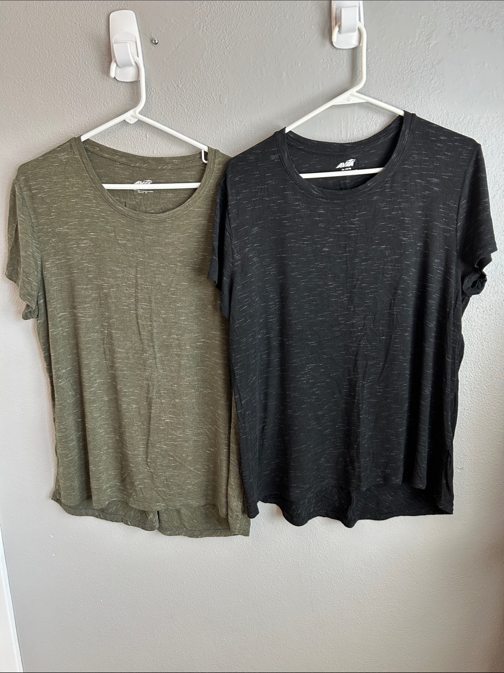 Avia Short Sleeve Crewneck Tee Set in Olive & Black